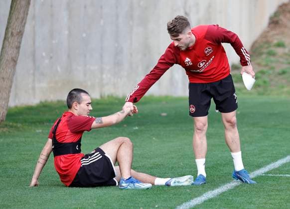 08.01.2024 - Fussball - 2. Fussball-Bundesliga - Saison 2023 2024 - 1. FC Nürnberg FCN Club - Trainingslager Winter Wintertrainingslager Marbella Spanien - Sportfoto Zink DaMa - xdaxmax - Lukas Schleimer (36, 1. FC Nürnberg FCN ) hilft Jens Castrop ( 17, 1. FC Nürnberg FCN ) nach dem Training wieder auf die Beine