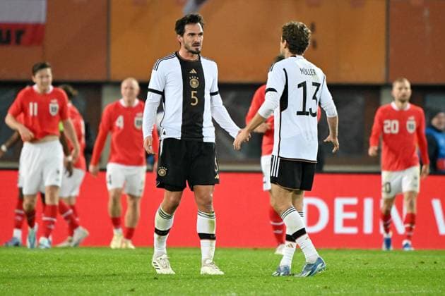 Wien, Ernst-Happel-Stadion, 21.11.23, GER, Herren, Laenderspiel, Oesterreich - Deutschland Bild: v.li. Mats HUMMELS (Deutschland) und Thomas MUELLER (Deutschland) Only for editorial use! UEFA regulations prohibit any use of photographs as image sequences and or quasi-video. Wien Oesterreich *** Vienna, Ernst Happel Stadion, 21 11 23, GER, Men, Laenderspiel, Austria Germany Picture from left Mats HUMMELS Germany and Thomas MUELLER Germany Only for editorial use UEFA regulations prohibit any use of photographs as image sequences and or quasi video Vienna Austria