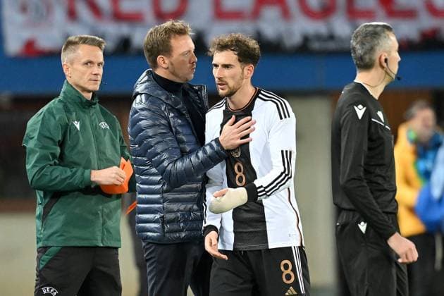 Wien, Ernst-Happel-Stadion, 21.11.23, GER, Herren, Laenderspiel, Oesterreich - Deutschland Bild: v.li. Trainer Julian NAGELSMANN (Deutschland) und Leon GORETZKA (Deutschland) Only for editorial use! UEFA regulations prohibit any use of photographs as image sequences and or quasi-video. Wien Oesterreich