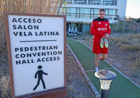 Fussball - 2. Bundesliga - Trainingslager - SV Wehen Wiesbaden - 08.01.24, Sonnenschein satt am ersten Tag in El Saler, Max Reinthaler -