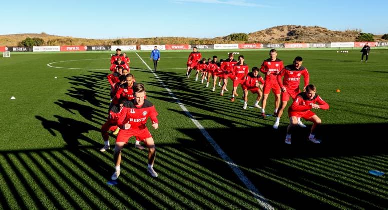Fussball - 2. Bundesliga - Trainingslager - SV Wehen Wiesbaden - 08.01.24, Sonnenschein satt am ersten Tag in El Saler, -