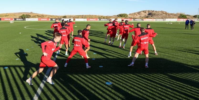 Fussball - 2. Bundesliga - Trainingslager - SV Wehen Wiesbaden - 08.01.24, Sonnenschein satt am ersten Tag in El Saler, -