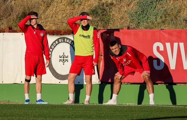 Fussball - 2. Bundesliga - Trainingslager - SV Wehen Wiesbaden - 08.01.24, Nick Bätzner, Emmanuel Taffertshofer, Antonio Jonjic, -