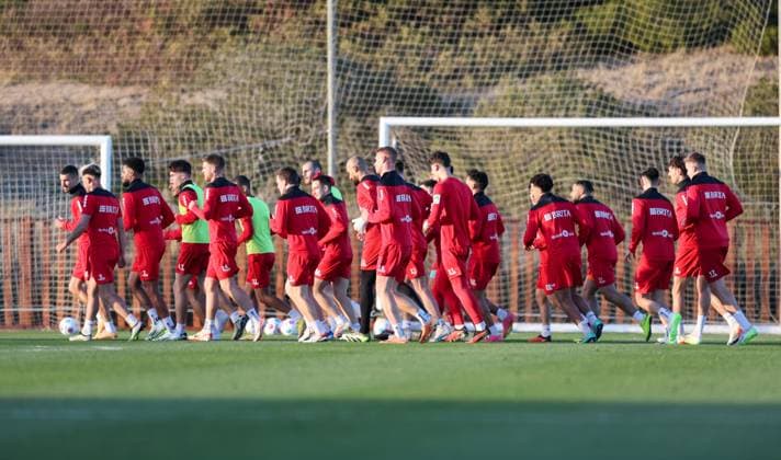Fussball - 2. Bundesliga - Trainingslager - SV Wehen Wiesbaden - 08.01.24, Sonnenschein satt beim ersten Training in El Saler, -
