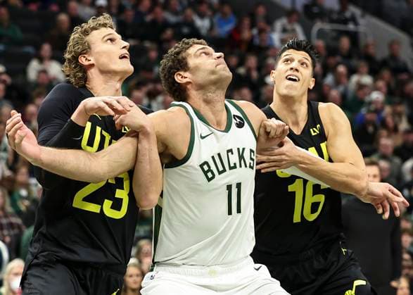Sport Themen der Woche KW02 Sport Bilder des Tages (240109) -- MILWAUKEE, Jan. 9, 2024 -- Utah Jazz forward Lauri Markkanen (L) and Simone Fontecchio (R) vie against Milwaukee Bucks center Brook Lopez for a rebound during the NBA, Basketball Herren, USA regular season game between Milwaukee Bucks and Utah Jazz in Milwaukee, the United States, Jan. 9, 2024. (Photo by Xinhua) (SP)U.S.-MILWAUKEE-BASKETBALL-NBA-JAZZ VS BUCKS JoelxLerner 
