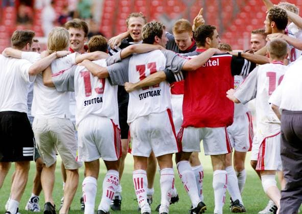 26.08.00 VfB Stuttgart II - Eintracht Frankfurt Deutschland, Stuttgart, 26.08.2000, Fussball, DFB-Pokal, 1. Runde, VfB Stuttgart II - Eintracht Frankfurt (6:1): Schlussjubel VfB Stuttgart II Spieler Mannschaft. *** 26 08 00 VfB Stuttgart II Eintracht Frankfurt Germany, Stuttgart, 26 08 2000, Soccer, DFB Pokal, 1 round, VfB Stuttgart II Eintracht Frankfurt 6 1 Final cheer VfB Stuttgart II players team