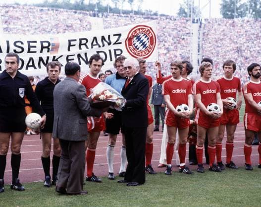 21.05.77 FC Bayern München - Borussia Mönchengladbach Deutschland, München, 21.05.1977, Fussball, Bundesliga, FC Bayern München - Borussia Mönchengladbach (2:2): Verabschiedung Franz Beckenbauer (FC Bayern München) durch Wilhelm Neudecker (Präsident FC Bayern München). *** 21 05 77 FC Bayern München Borussia Mönchengladbach Germany, Munich, 21 05 1977, Soccer, Bundesliga, FC Bayern München Borussia Mönchengladbach 2 2 Farewell Franz Beckenbauer FC Bayern München by Wilhelm Neudecker President FC Bayern München