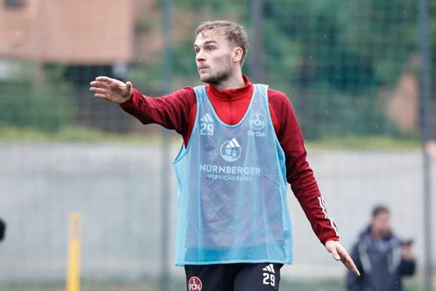 09.01.2024 - Fussball - 2. Fussball-Bundesliga - Saison 2023 2024 - 1. FC Nürnberg FCN Club - Trainingslager Winter Wintertrainingslager Marbella Spanien - Sportfoto Zink DaMa - xdaxmax - Tim Handwerker (29, 1. FC Nürnberg FCN ) zeigt an gestikuliert dirigiert gibt Anweisungen