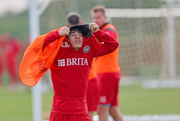 Fussball - 2. Bundesliga - Trainingslager - SV Wehen Wiesbaden - 09.01.24, Doch wärmer als gedacht - Hyun-ju Lee, -