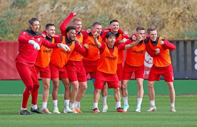 Fussball - 2. Bundesliga - Trainingslager - SV Wehen Wiesbaden - 09.01.24, Einmal jubeln - Siegerteam des heutigen Trainings, der Nachmittag ist frei, -