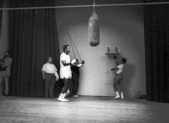 Muhammad Ali in der Vorbereitung auf den WM-Kampf gegen Jürgen Blin in Zürich Aufn. 17.12.1971. Muhammad Ali beim öffentlichen Training . *** Muhammad Ali preparing for the world championship fight against Jürgen Blin in Zurich Recording 17 12 1971 Muhammad Ali in public training HM