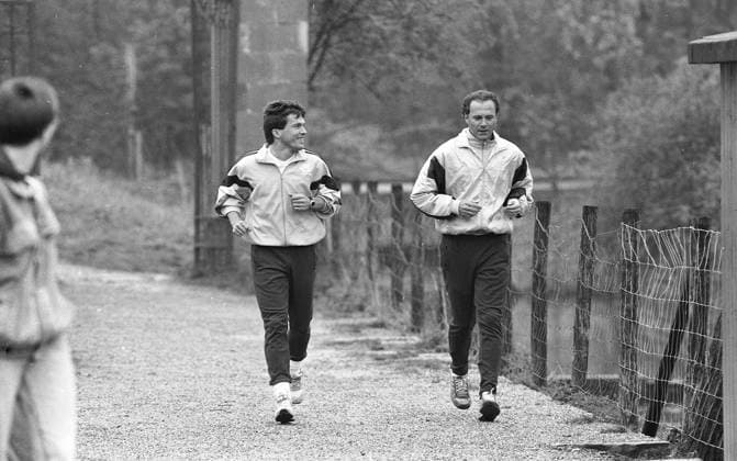 RECORD DATE NOT STATED BAU 1990 Fußball Trainingslager Nationalmannschaft BRD am Hotel Monrepos in Ludwigsburg , v.l. Lothar Matthäus und Franz Beckenbauer beim Jogging *** BAU 1990 Soccer training camp for the German national team at the Hotel Monrepos in Ludwigsburg, from left