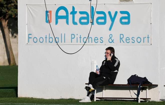 10.01.2024 - Fussball - 2. Fussball-Bundesliga - Saison 2023 2024 - 1. FC Nürnberg FCN Club - Trainingslager Winter Wintertrainingslager Marbella Spanien - Sportfoto Zink DaMa - xdaxmax - Dieter Hecking ( Vorstand 1. FC Nürnberg FCN ) telefoniert am Sportplatz