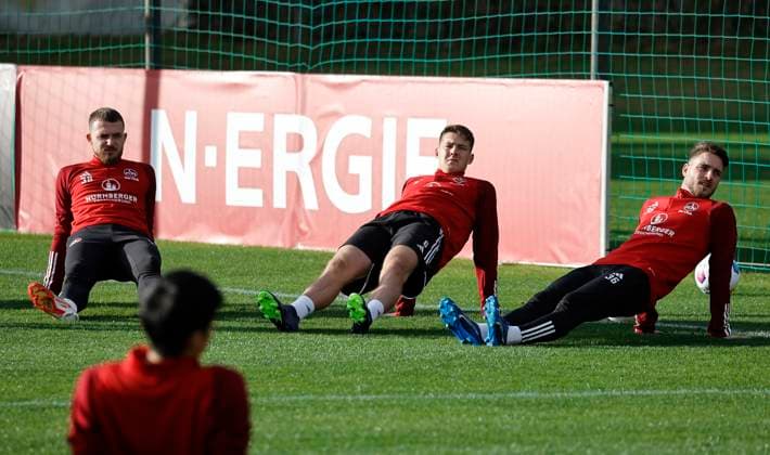 10.01.2024 - Fussball - 2. Fussball-Bundesliga - Saison 2023 2024 - 1. FC Nürnberg FCN Club - Trainingslager Winter Wintertrainingslager Marbella Spanien - Sportfoto Zink DaMa - xdaxmax - Jannes Kilian Horn (38, 1. FC Nürnberg FCN ) Florian Flick (6, 1. FC Nürnberg FCN ) Lukas Schleimer (36, 1. FC Nürnberg FCN ) dehnen sich