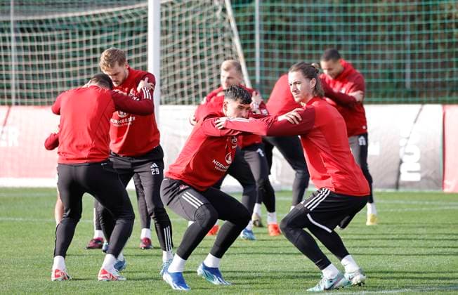 10.01.2024 - Fussball - 2. Fussball-Bundesliga - Saison 2023 2024 - 1. FC Nürnberg FCN Club - Trainingslager Winter Wintertrainingslager Marbella Spanien - Sportfoto Zink DaMa - xdaxmax - Taylan Duman (8, 1. FC Nürnberg FCN ) Carl Klaus (1, 1. FC Nürnberg FCN ) und Mannschaft Team bei Dehnübung