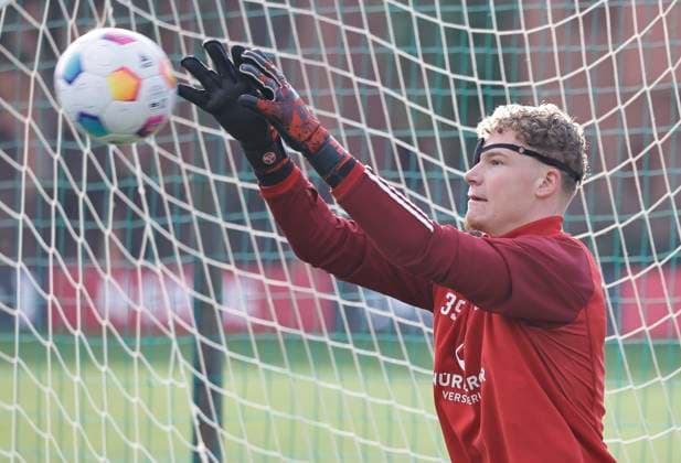 Sport Bilder des Tages 10.01.2024 - Fussball - 2. Fussball-Bundesliga - Saison 2023 2024 - 1. FC Nürnberg FCN Club - Trainingslager Winter Wintertrainingslager Marbella Spanien - Sportfoto Zink DaMa - xdaxmax - Nicolas Ortegel (1. FC Nürnberg FCN ) mit Augenklappe bei Torwarttraining