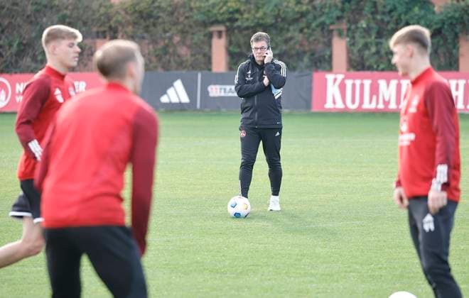 10.01.2024 - Fussball - 2. Fussball-Bundesliga - Saison 2023 2024 - 1. FC Nürnberg FCN Club - Trainingslager Winter Wintertrainingslager Marbella Spanien - Sportfoto Zink DaMa - xdaxmax - Dieter Hecking ( Vorstand 1. FC Nürnberg FCN ) telefoniert und beobachtet Mannschaft Team beim Training