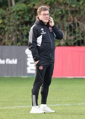 10.01.2024 - Fussball - 2. Fussball-Bundesliga - Saison 2023 2024 - 1. FC Nürnberg FCN Club - Trainingslager Winter Wintertrainingslager Marbella Spanien - Sportfoto Zink DaMa - xdaxmax - Dieter Hecking ( Vorstand 1. FC Nürnberg FCN ) telefoniert am Sportplatz