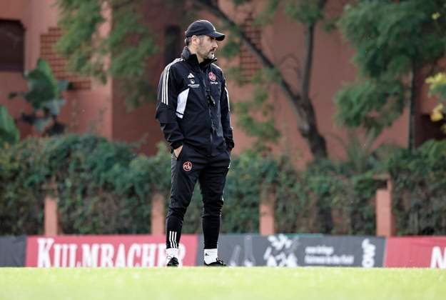 10.01.2024 - Fussball - 2. Fussball-Bundesliga - Saison 2023 2024 - 1. FC Nürnberg FCN Club - Trainingslager Winter Wintertrainingslager Marbella Spanien - Sportfoto Zink DaMa - xdaxmax - Cristian Fiel ( Trainer 1. FC Nürnberg FCN ) nachdenklich am Sportplatz