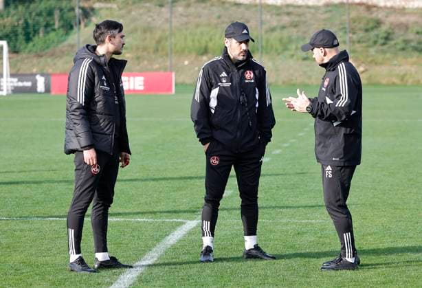 10.01.2024 - Fussball - 2. Fussball-Bundesliga - Saison 2023 2024 - 1. FC Nürnberg FCN Club - Trainingslager Winter Wintertrainingslager Marbella Spanien - Sportfoto Zink DaMa - xdaxmax - Jerome Polenz (Co-Trainer 1. FC Nürnberg FCN ) Cristian Fiel ( Trainer 1. FC Nürnberg FCN ) Frank Steinmetz (Co-Trainer 1. FC Nürnberg FCN ) unterhalten sich nach Training