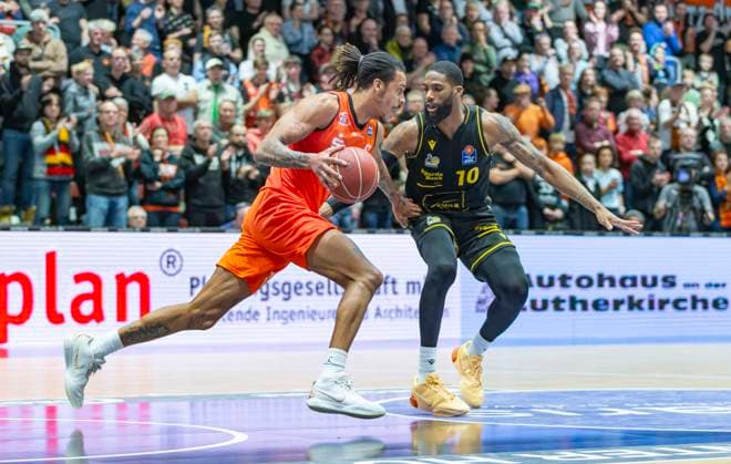 06.01.2024, xomx, Basketball BBL, NINERS Chemnitz - MHP Riesen Ludwigsburg emspor, v.l. Kevin Yebo (Niners Chemnitz) am Ball im Zweikampf mit Elijah Childs (MHP Riesen Ludwigsburg) Chemnitz