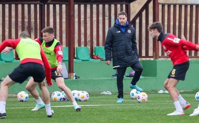 Fussball - 2. Bundesliga - Trainingslager - SV Wehen Wiesbaden - 10.01.24, U19-Trainer Christian Mollocher, -