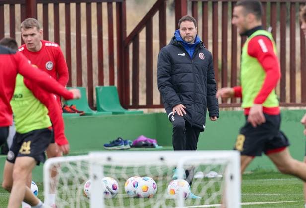 Fussball - 2. Bundesliga - Trainingslager - SV Wehen Wiesbaden - 10.01.24, U19-Trainer Christian Mollocher, -