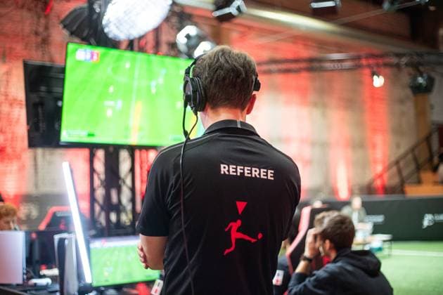 Virtuelle Bundesliga, Division Nord-West, 10.01.2023 Referee beim Spiel, auf dem Vordergrund sieht man Bildschirme (Unscharf) Virtuelle Bundesliga, Division Nord-West, 10.01.2023; VBL Club Championship Offline Spieltag, 9.-10. Januar.