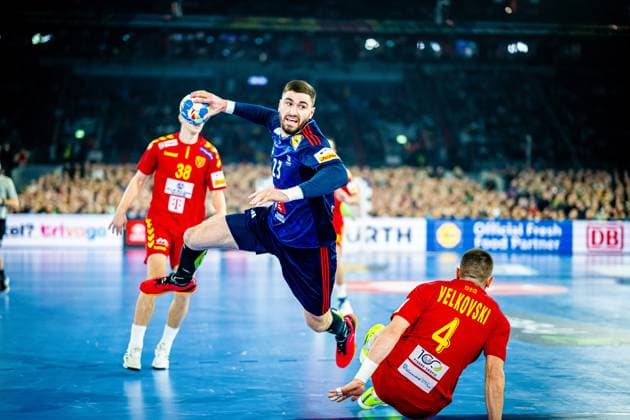 Sport Bilder des Tages Handball I Herren I Euro 2024 I Vorrunde I Gruppe A I Frankreich - Nordmazedonien I 10.01.2024 Wurf von Ludovica Fabregas ( 23, Frankreich) Düsseldorf Merkur Spielhallenarena Nordrheinwestfalen Deutschland Copyright: xLobeca Krausex