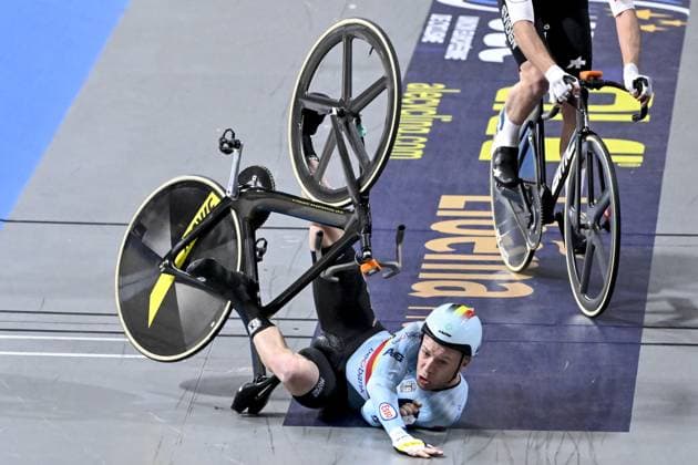 Bilder des Jahres 2024, Sport 01 Januar Sport Themen der Woche KW02 Sport Bilder des Tages Belgian Jules Hesters crashes during the final of the Men s Elimination Race event, at the 2024 UEC Track Elite European Championships, in Apeldoorn, Netherlands, Wednesday 10 January 2024. The European Championships take place from 10 ,to 14 January. DIRKxWAEM  x83761639x