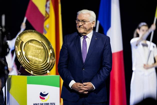 Sport Bilder des Tages MEN’S EHF EURO 2024: Deutschland - Schweiz; 10.01.2024 Bundespräsident Frank-Walter Steinmeier bei der Eröffnung der MEN’S EHF EURO 2024 MEN’S EHF EURO 2024: Deutschland - Schweiz, Merkur Spiel Arena, Düsseldorf am 10.01.2024 Copyright: xBEAUTIFULxSPORTS Wunderlx