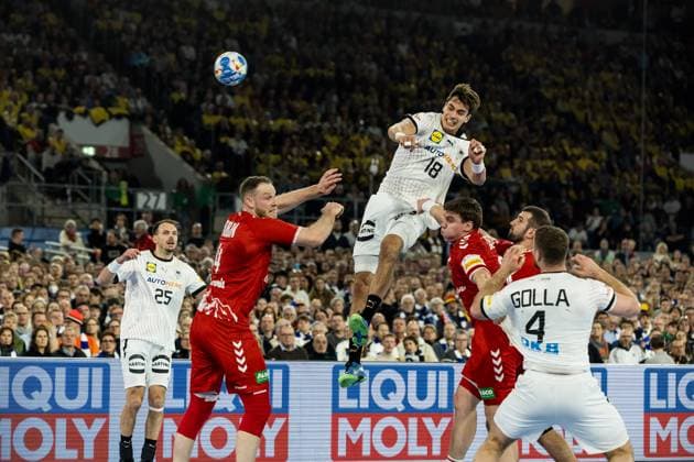 MEN’S EHF EURO 2024: Deutschland - Schweiz; 10.01.2024 Julian Köster (Deutschland, 18) im Wurf gegen den Schweizer Block Lenny Rubin (Schweiz, 4) MEN’S EHF EURO 2024: Deutschland - Schweiz, Merkur Spiel Arena, Düsseldorf am 10.01.2024 Copyright: xBEAUTIFULxSPORTS Wunderlx