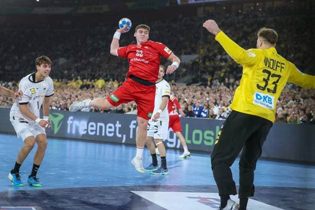 10.01.2024, EHF EURO 2024, Männer Europameisterschaft Handball, MERKUR Spiel-Arena in Düsseldorf, Deutschland - Schweiz: Lukas Laube (Schweiz) wirft den Ball auf das Tor von Torhüter Andreas Wolff (Deutschland) Nordrhein-Westfalen Deutschland