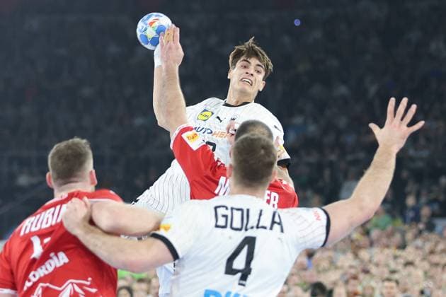 Deutschland - Schweiz, EHF EURO 2024 Julian Köster (Deutschland, 18) kommt aus dem Rückraum zum Wurf. Handball EHF EURO 2024, Länderspiel zwischen Deutschland und der Schweiz am 10. Januar 2024 in Düsseldorf., Düsseldorf Deutschland Merkur Spiel-Arena