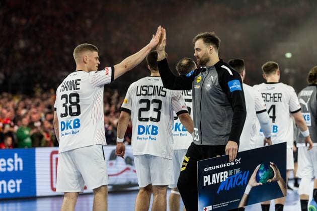 MEN’S EHF EURO 2024: Deutschland - Schweiz; 10.01.2024 Martin Hanne (Deutschland, 38) und Andreas Wolff (Deutschland, 33) klatschen nach der Ehrung von Wolff ab MEN’S EHF EURO 2024: Deutschland - Schweiz, Merkur Spiel Arena, Düsseldorf am 10.01.2024 Copyright: xBEAUTIFULxSPORTS Wunderlx