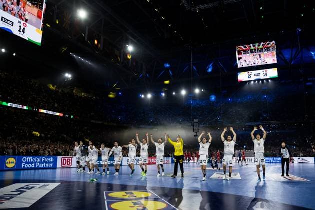 Sport Bilder des Tages MEN’S EHF EURO 2024: Deutschland - Schweiz; 10.01.2024 Laola für die Fans - die deutsche Handball Nationalmannschaft MEN’S EHF EURO 2024: Deutschland - Schweiz, Merkur Spiel Arena, Düsseldorf am 10.01.2024 Copyright: xBEAUTIFULxSPORTS Wunderlx