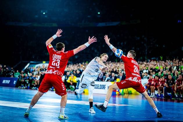 Handball I Herren I Euro 2024 I Vorrunde I Gruppe A I Deutschland - Schweiz I 10.01.2024 Wurf von Juri Knorr (15, Deutschland) gegen Lukas Laube (23, Schweiz) und Joel Willecke (30, Schweiz) Düsseldorf Merkur Spielhallenarena Nordrheinwestfalen Deutschland Copyright: xLobeca Krausex