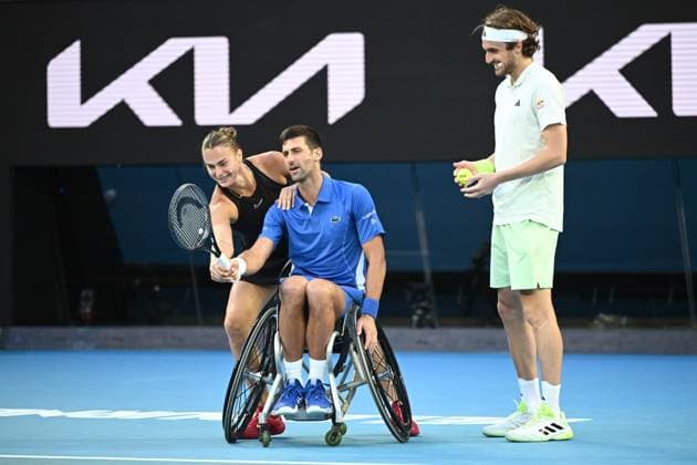 Bilder des Jahres 2024, Sport 01 Januar Sport Themen der Woche KW02 Sport Bilder des Tages TENNIS DJOKOVIC CHARITY, Aryna Sabalenka of Belarus (left) and Stefanos Tsitsipas of Greece (right) join Novak Djokovic of Serbia using a tennis wheelchair during ?A Night with Novak and Friends? charity tennis matches at Rod Laver Arena, Melbourne, Thursday, January 11, 2024. ( NO ARCHIVING, EDITORIAL USE ONLY, NO USE IN BOOKS WITHOUT CONSENT MELBOURNE VIC AUSTRALIA  Copyright: xJOELxCARRETTx 20240111001887464139