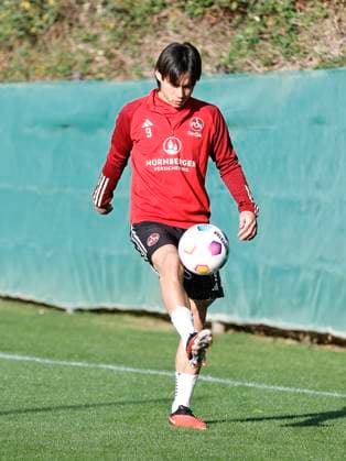 11.01.2024 - Fussball - 2. Fussball-Bundesliga - Saison 2023 2024 - 1. FC Nürnberg FCN Club - Trainingslager Winter Wintertrainingslager Marbella Spanien - Sportfoto Zink DaMa - xdaxmax - Daichi Hayashi (9, 1. FC Nürnberg FCN ) hält Ball hoch