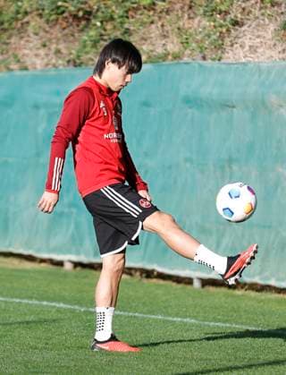 11.01.2024 - Fussball - 2. Fussball-Bundesliga - Saison 2023 2024 - 1. FC Nürnberg FCN Club - Trainingslager Winter Wintertrainingslager Marbella Spanien - Sportfoto Zink DaMa - xdaxmax - Daichi Hayashi (9, 1. FC Nürnberg FCN ) hält Ball hoch
