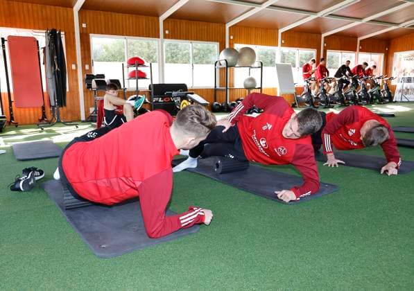 11.01.2024 - Fussball - 2. Fussball-Bundesliga - Saison 2023 2024 - 1. FC Nürnberg FCN Club - Trainingslager Winter Wintertrainingslager Marbella Spanien - Sportfoto Zink DaMa - xdaxmax - Lukas Schleimer (36, 1. FC Nürnberg FCN ) Florian Flick (6, 1. FC Nürnberg FCN ) Julian Kania (46, 1. FC Nürnberg FCN ) machen Dehnübungen