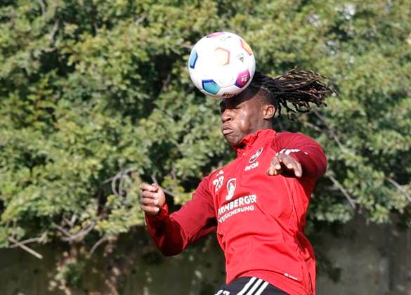 Sport Bilder des Tages 11.01.2024 - Fussball - 2. Fussball-Bundesliga - Saison 2023 2024 - 1. FC Nürnberg FCN Club - Trainingslager Winter Wintertrainingslager Marbella Spanien - Sportfoto Zink DaMa - xdaxmax - Joseph Hungbo (23, 1. FC Nürnberg FCN ) mit Kopfball