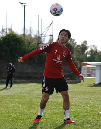 11.01.2024 - Fussball - 2. Fussball-Bundesliga - Saison 2023 2024 - 1. FC Nürnberg FCN Club - Trainingslager Winter Wintertrainingslager Marbella Spanien - Sportfoto Zink DaMa - xdaxmax - Daichi Hayashi (9, 1. FC Nürnberg FCN ) mit Kopfball