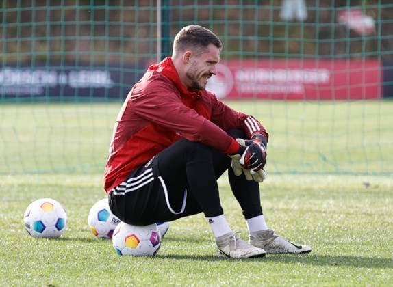 11.01.2024 - Fussball - 2. Fussball-Bundesliga - Saison 2023 2024 - 1. FC Nürnberg FCN Club - Trainingslager Winter Wintertrainingslager Marbella Spanien - Sportfoto Zink DaMa - xdaxmax - Christian Mathenia (26, 1. FC Nürnberg FCN ) nachdenklich im Training
