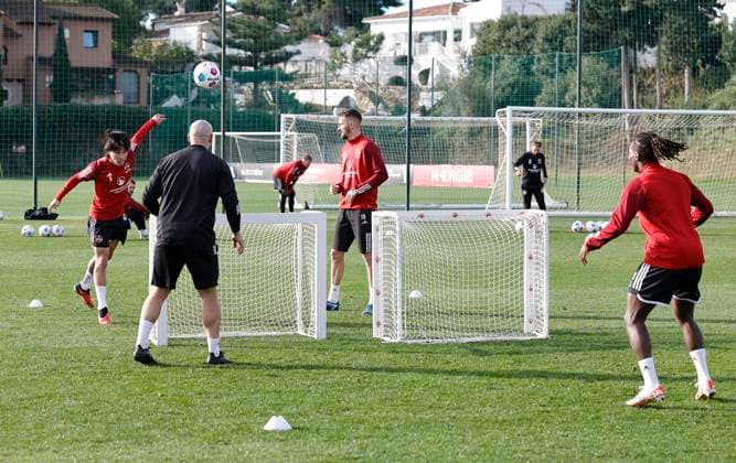 11.01.2024 - Fussball - 2. Fussball-Bundesliga - Saison 2023 2024 - 1. FC Nürnberg FCN Club - Trainingslager Winter Wintertrainingslager Marbella Spanien - Sportfoto Zink DaMa - xdaxmax - Daichi Hayashi (9, 1. FC Nürnberg FCN ) Rafael Pollack (Athletik- und Reha-Trainer 1. FC Nürnberg FCN ) Florian Hübner Huebner (19, 1. FC Nürnberg FCN ) Joseph Hungbo (23, 1. FC Nürnberg FCN ) bei Fußballtennis