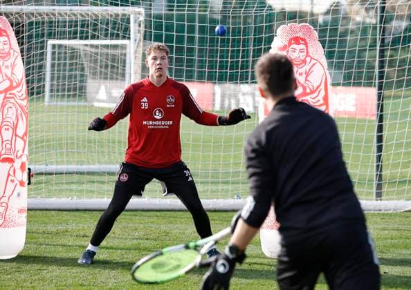 11.01.2024 - Fussball - 2. Fussball-Bundesliga - Saison 2023 2024 - 1. FC Nürnberg FCN Club - Trainingslager Winter Wintertrainingslager Marbella Spanien - Sportfoto Zink DaMa - xdaxmax - Nicolas Ortegel (1. FC Nürnberg FCN ) muß Tennisbälle abwehren
