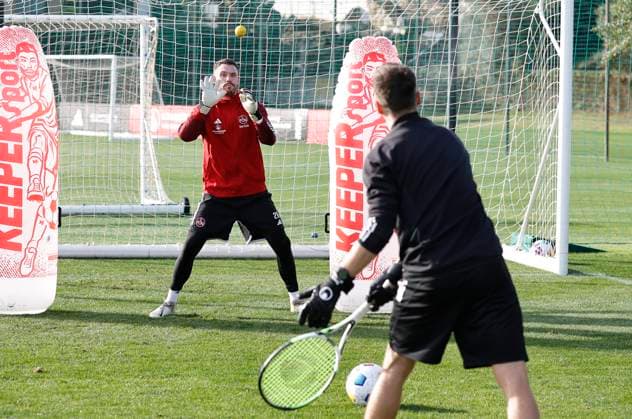11.01.2024 - Fussball - 2. Fussball-Bundesliga - Saison 2023 2024 - 1. FC Nürnberg FCN Club - Trainingslager Winter Wintertrainingslager Marbella Spanien - Sportfoto Zink DaMa - xdaxmax - Christian Mathenia (26, 1. FC Nürnberg FCN ) wehrt Tennisbälle ab