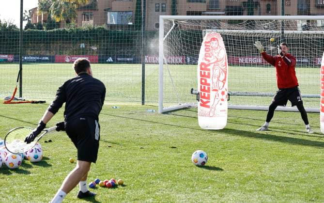 11.01.2024 - Fussball - 2. Fussball-Bundesliga - Saison 2023 2024 - 1. FC Nürnberg FCN Club - Trainingslager Winter Wintertrainingslager Marbella Spanien - Sportfoto Zink DaMa - xdaxmax - Dennis Neudahm (Torwarttrainer 1. FC Nürnberg FCN ) Christian Mathenia (26, 1. FC Nürnberg FCN ) mit Tennisbällen