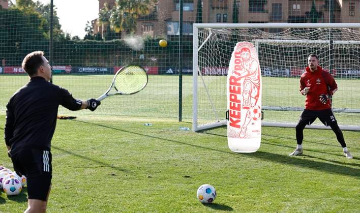 11.01.2024 - Fussball - 2. Fussball-Bundesliga - Saison 2023 2024 - 1. FC Nürnberg FCN Club - Trainingslager Winter Wintertrainingslager Marbella Spanien - Sportfoto Zink DaMa - xdaxmax - Dennis Neudahm (Torwarttrainer 1. FC Nürnberg FCN ) Christian Mathenia (26, 1. FC Nürnberg FCN ) mit Tennisbällen