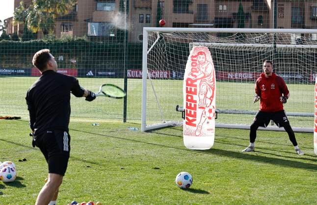 11.01.2024 - Fussball - 2. Fussball-Bundesliga - Saison 2023 2024 - 1. FC Nürnberg FCN Club - Trainingslager Winter Wintertrainingslager Marbella Spanien - Sportfoto Zink DaMa - xdaxmax - Dennis Neudahm (Torwarttrainer 1. FC Nürnberg FCN ) Christian Mathenia (26, 1. FC Nürnberg FCN ) mit Tennisbällen